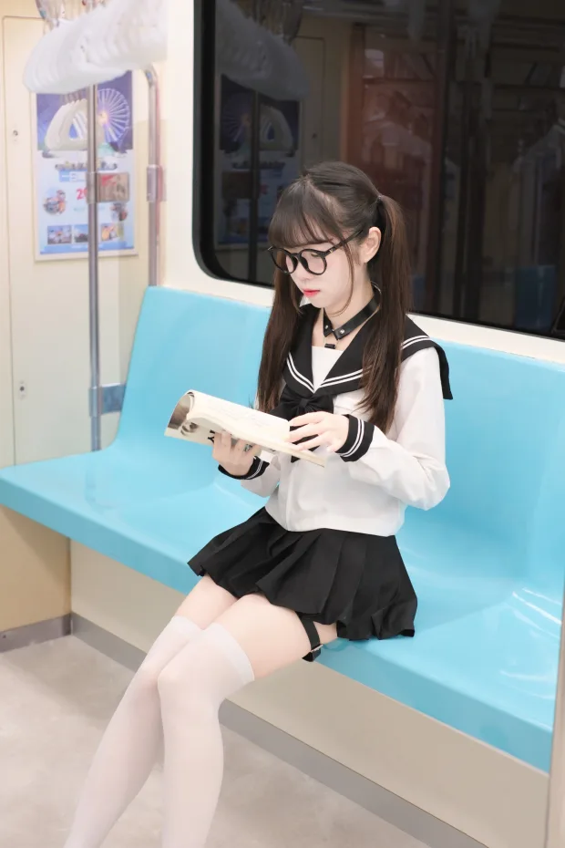 可可小白兔 – 電車上の女高中生 1