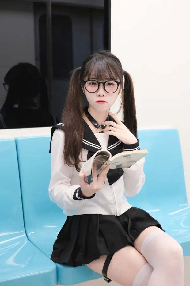 可可小白兔 – 電車上の女高中生 2