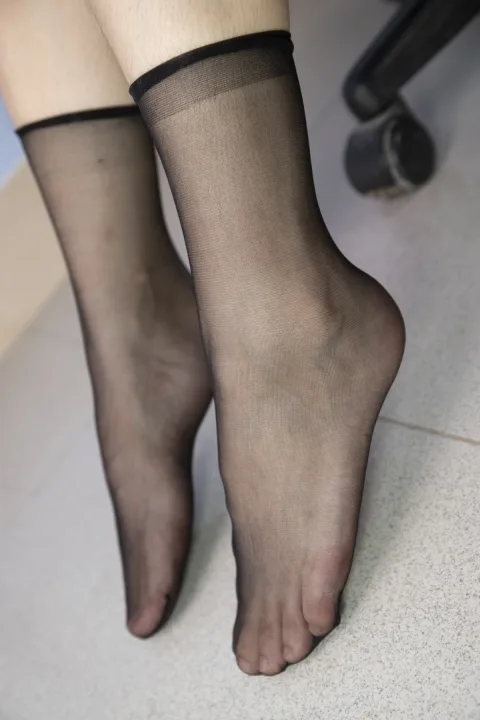 [南国足艺] NO.010 模特彭彭办公室秀透明黑丝美脚，各种姿势非常诱惑[131P]
