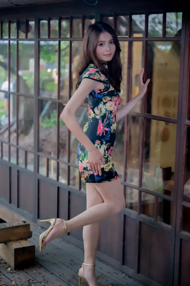 [街拍丝足] NO.202 何佳欣 黑花短旗袍丝袜高跟美腿[97P] 2