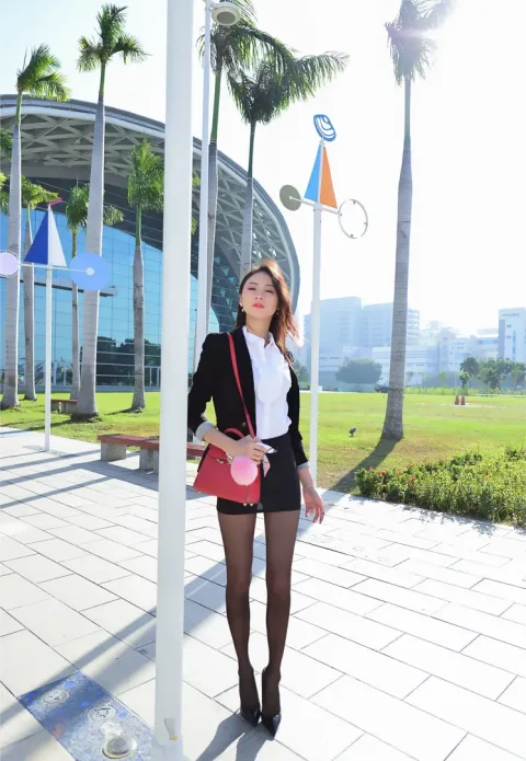[街拍丝足] NO.146 Lola 雪岑 OL黑丝高跟美腿[150P]