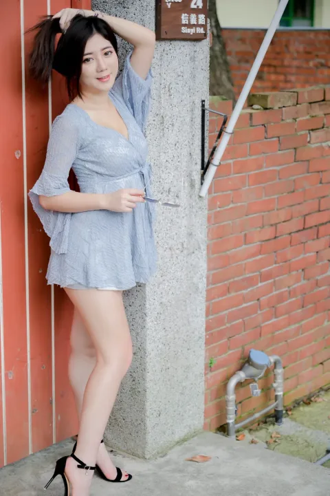 [街拍丝足] NO.211 乐乐 连衣裙凉高美腿[71P]