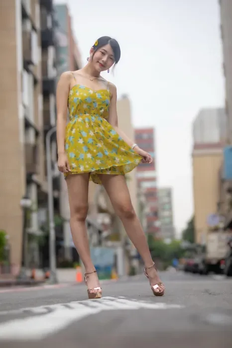 [街拍丝足] NO.090 湘芹 性感短裙 高跟美腿外拍[64P] 7