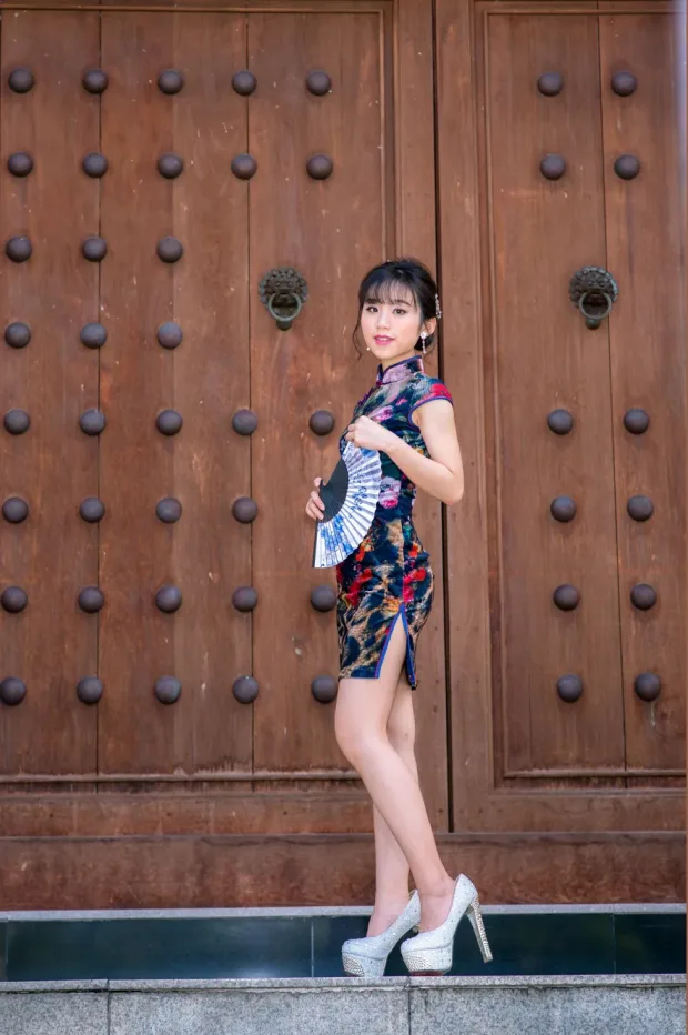 [街拍丝足] NO.194 余宸 短旗袍高跟美腿[131P] 1