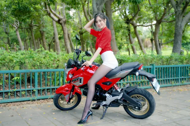 [街拍丝足] NO.143 张筠 短裙黑丝高跟美腿[23P] 8