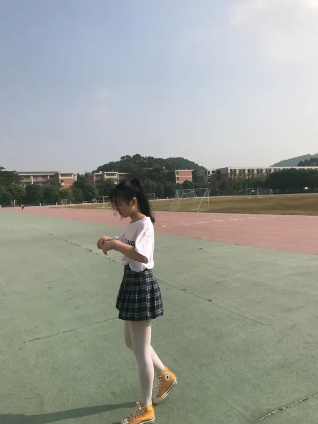 [街拍丝足] NO.007 操场散拍合集[91P] 2