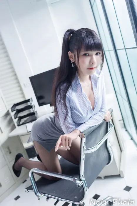 [街拍丝足] NO.072 依霜 OL黑丝 高跟美腿外拍[37P] 2