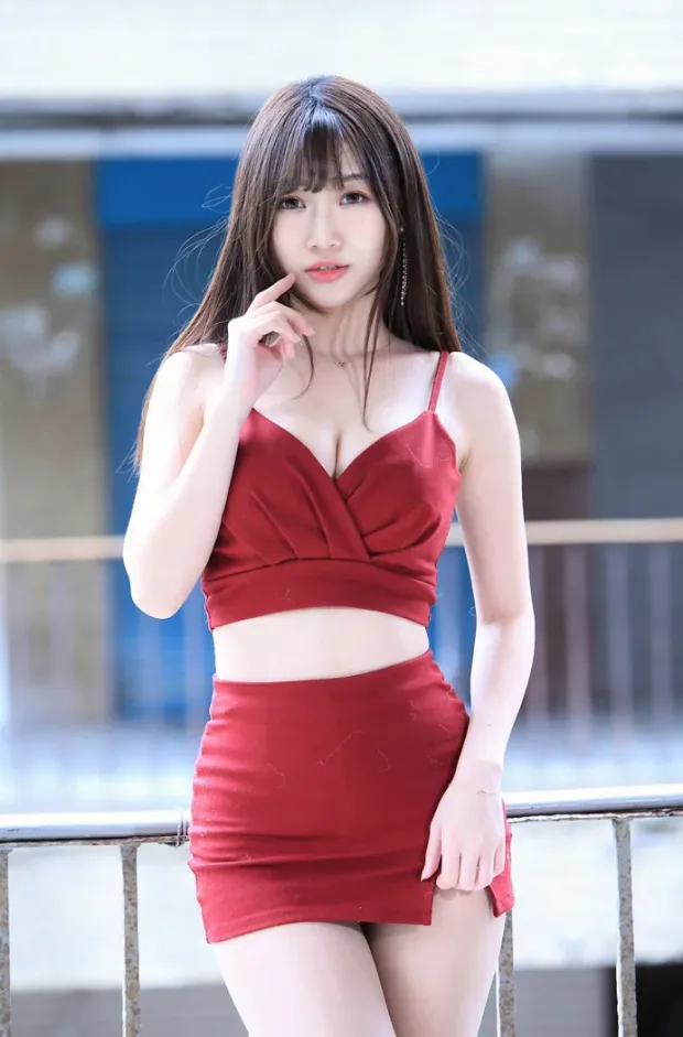 [街拍丝足] NO.100 张雅筑 紧身短裙丝袜高跟美腿[64P] 3