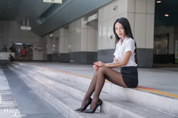 [街拍丝足] NO.218 施绍婷 OL 丝袜高跟美腿外拍[24P] 5