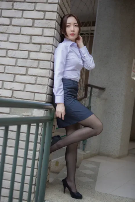 [街拍丝足] NO.164 林华 OL制服 高跟美腿外[42P]
