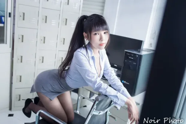 [街拍丝足] NO.072 依霜 OL黑丝 高跟美腿外拍[37P] 5
