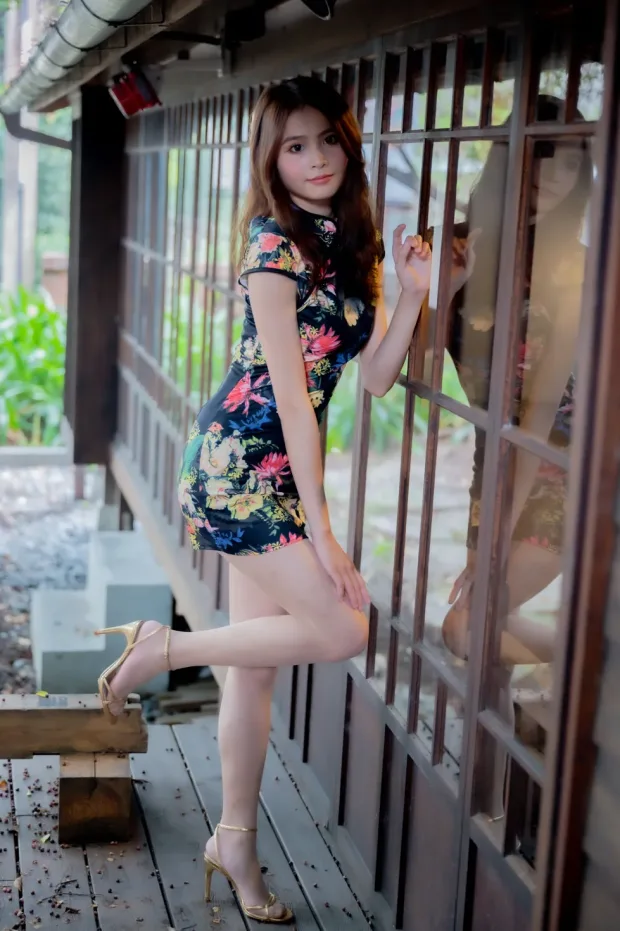 [街拍丝足] NO.202 何佳欣 黑花短旗袍丝袜高跟美腿[97P] 1