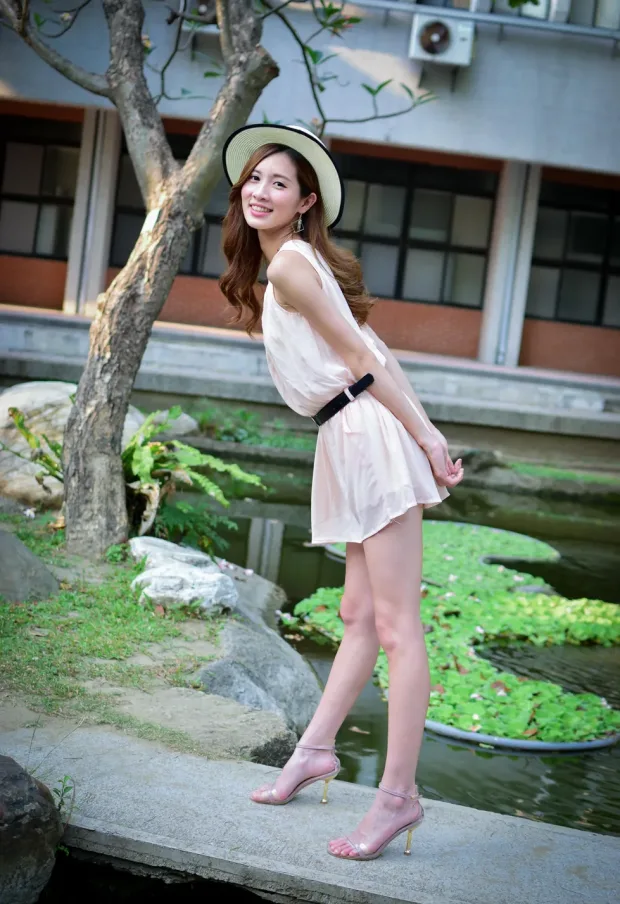 [街拍丝足] NO.180 张筠 连衣裙凉高美腿[29P] 2