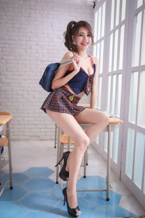 [街拍丝足] NO.086 黄韵霏 超短裙 高跟美腿外拍[42P] 3