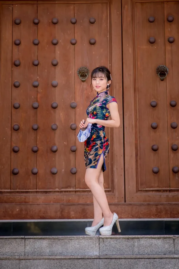 [街拍丝足] NO.194 余宸 短旗袍高跟美腿[131P] 2