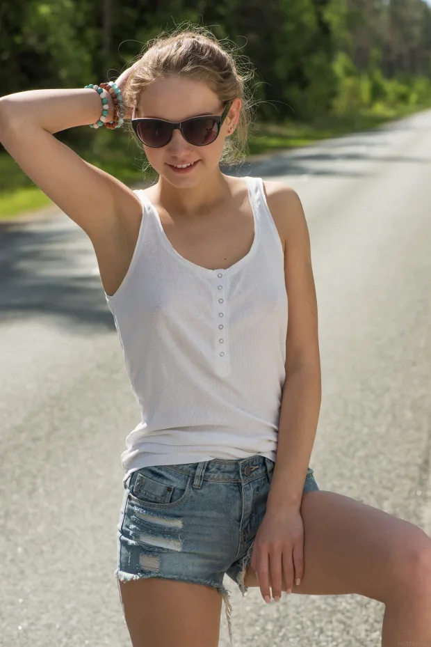 [MetArt] – 2018.09.01 – Faina Bona – Hitchhiker 2