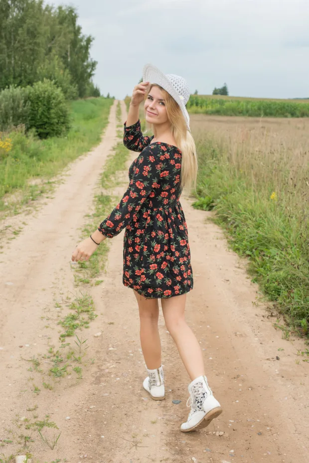 [MetArt] – 2018.10.26 – Yelena – Farm Girl 1