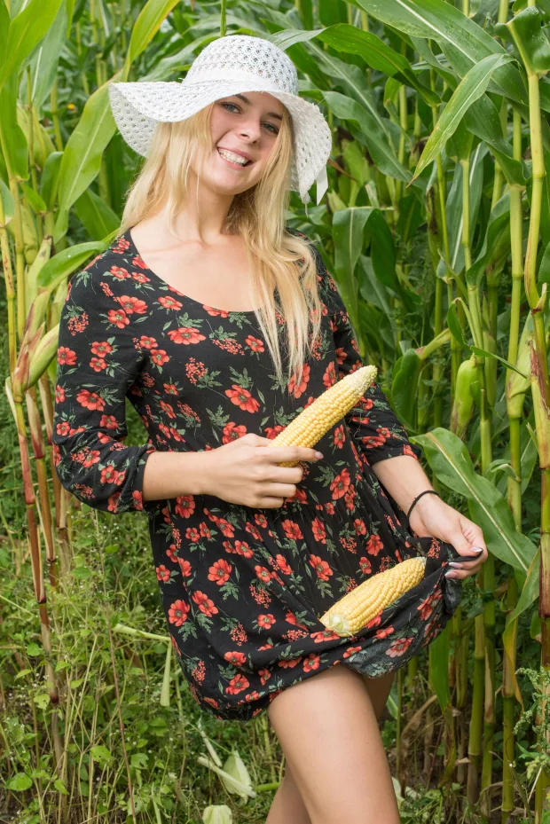 [MetArt] – 2018.10.26 – Yelena – Farm Girl 5